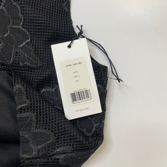 Ali & Jay Top Womens M Medium Embroidered Floral Jewel Neck Back Zip Cropped - Picture 9 of 11